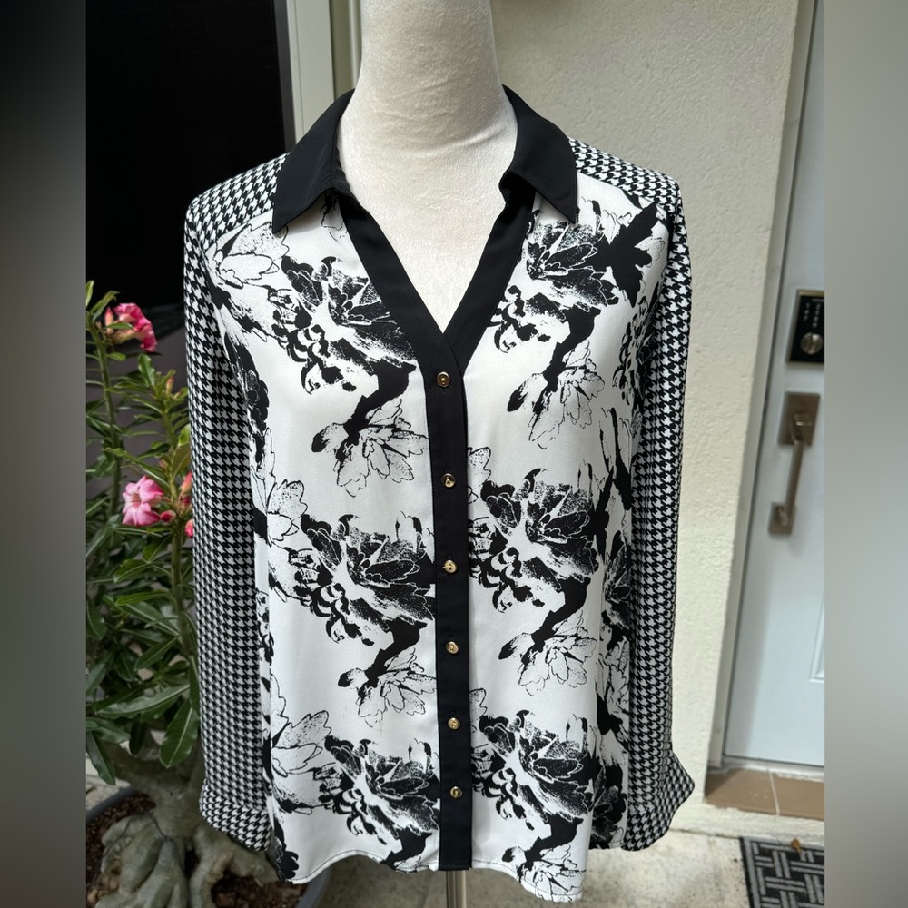 ALFANI. Black/White floral blouse. Button down. Black & White Houndstoot…